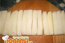 Шаг 2: В это время нарезаем картофель …