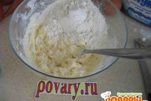 Шаг 2: Смешать яйцо, масло (комнатной температуры), …