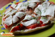 Шаг 4: Достаем из микроволновки, раскладываем сыр, …