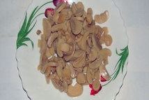 Шаг 3: Грибы вынуть из консервной банки, …