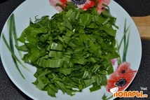 Шаг 3: Листья щавеля некрупно режем