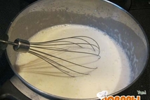 Шаг 6: Взбиваем сливки с сахаром.