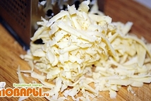 Шаг 8: Сыр натереть на терке. Посыпать …