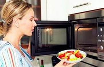 Продукты и предметы, которые вы никогда не должны ставить в микроволновую печь