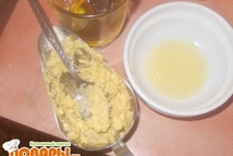 Шаг 5: Желтки разотрите с горчицей и …