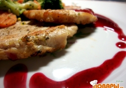 Рецепт: Отбивные с брусничным соусом