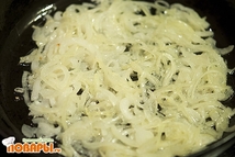 Шаг 4: Обжарим лук в подсолнечном масле, …