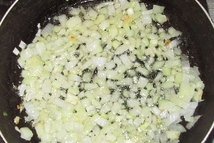 Шаг 2: Пока картошка варится, займемся зажаркой. …