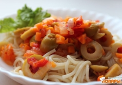 Рецепт: Спагетти с овощным соусом из оливок и томатов