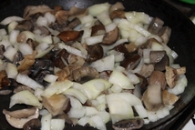 Шаг 4: Отдельно обжарить грибы с луком.