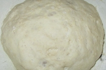 Шаг 2: Муку просеиваем, солим, добавляем молоко, …