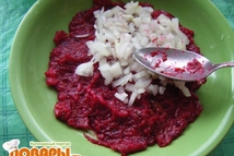 Шаг 4: Сливаем маринад из лука, промываем …