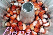 Шаг 2: Смочить форму водой, налить в …