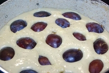 Шаг 2: Тесто выложить в разъемную форму …