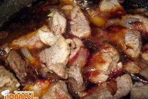 Шаг 4: Выкладывеам мясо, перчим, но не …