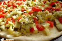 Шаг 6: Чуть-чуть солим овощи, посыпаем сушеным …