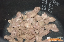 Шаг 4: Открываем мультиварку, сливаем жидкость и …