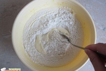 Шаг 3: В готовую массу добавляем просеянную …