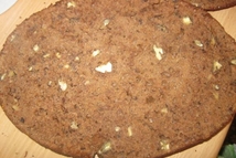 Шаг 8: Готовый корж разрезать вдоль пополам.