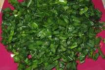 Шаг 6: Нарезаем не очень мелко перо …