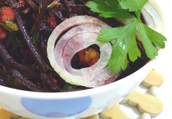 Свекольное пхали с орехами