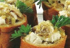 Куриный салат в хлебных стаканчиках