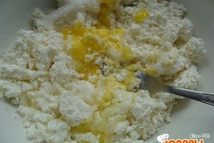 Шаг 1: Смешать творог я сахаром, яйцом, …