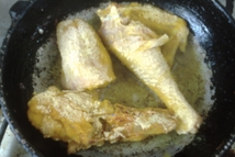 Шаг 3: Обжарить курицу на разогретом масле.