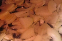 Шаг 2: Лук нашинковать полукольцами.