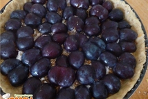 Шаг 2: Посыпать тесто измельченными орехами, затем …