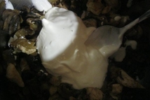 Шаг 4: Сложить в кастрюлю, добавить сметану, …