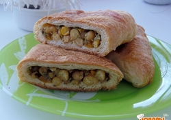 Рецепт: Пирожки слоеные с нутом, тыквой и брокколи