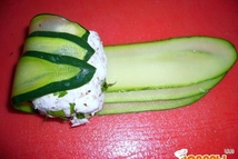 Шаг 4: Уложить ломтики цукини внахлест, сверху …