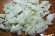 Шаг 2: Лук мелко нарежем, морковь и …