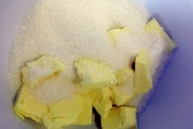 Шаг 3: В другой посуде взбиваем масло …