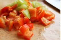 Шаг 2: Мелко нарезать лук,грибы и болгпрский …