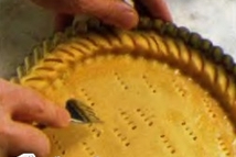 Шаг 6: Боковой стороной вилки выполните надрезы …