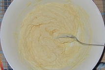 Шаг 2: вмешать размягченное сливочное масло,