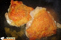 Шаг 2: Бедро курицы необходимо посолить и …