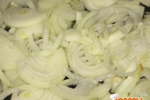 Шаг 4: На другой сковороде быстро обжариваем …