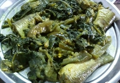 Рыба, тушеная со шпинатом и баклажанами