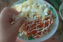 Шаг 4: На морковь выложите рубленные продольно …