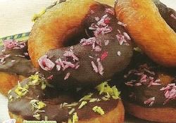 Рецепт: Пончики шоколадно-кокосовые