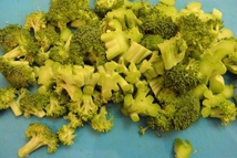 Шаг 3: Капусту брокколи разъединяем на небольшие …