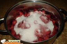 Шаг 2: Клубнику засыпать сахаром и лимонной …