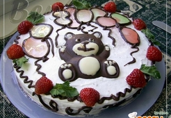 Торт с шоколадной крошкой и клубникой