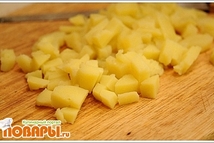 Шаг 4: Картофель отварить, почистить и порезать …