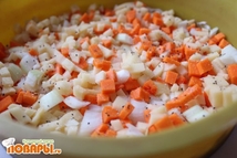 Шаг 2: Перемешиваю. Солю и перчу по …