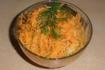 Шаг 3: Салат получится достаточно пикантным, поэтому …