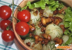 Рецепт: Молодой картофель с жареными лисичками